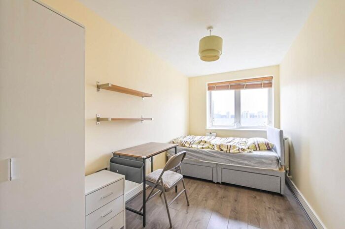 2 Bedroom Flat For Sale In Settlers Court, Isle Of Dogs, London, E14