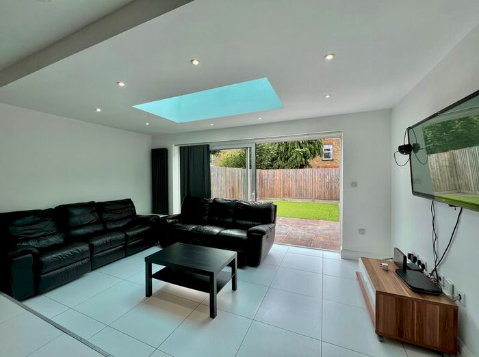 4 Bedroom Flat To Rent In Nimrod Road, Streatham, SW16