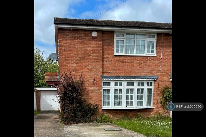 3 Bedroom Semi-Detached House To Rent In Edenham Crescent, Reading, RG1