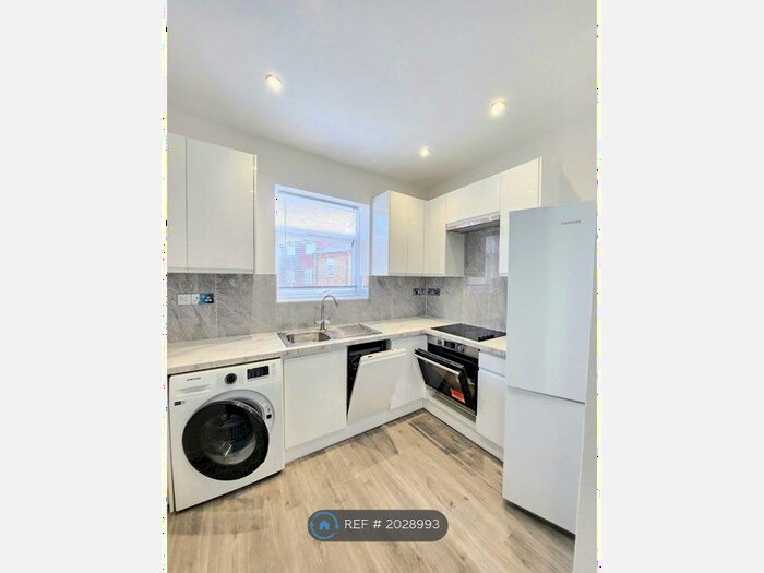 3 Bedroom Flat To Rent In Richmond Road, Kingston Upon Thames, KT2