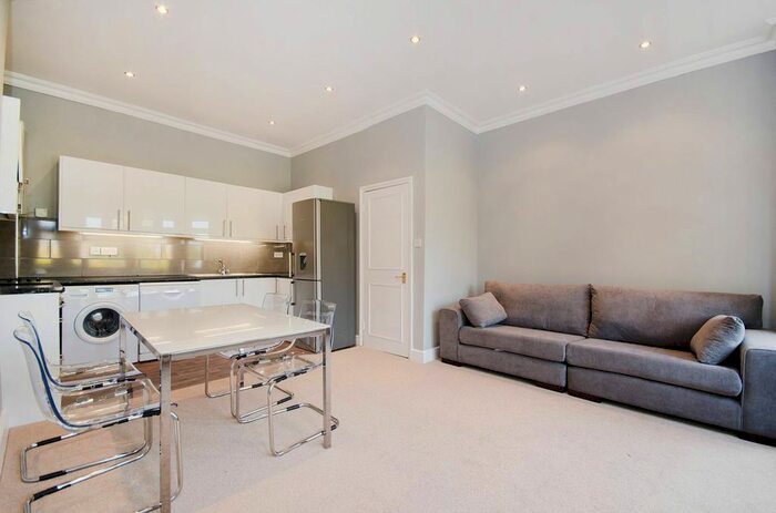 2 Bedroom Flat For Sale In Woodville Road, Ealing Broadway, London, W5