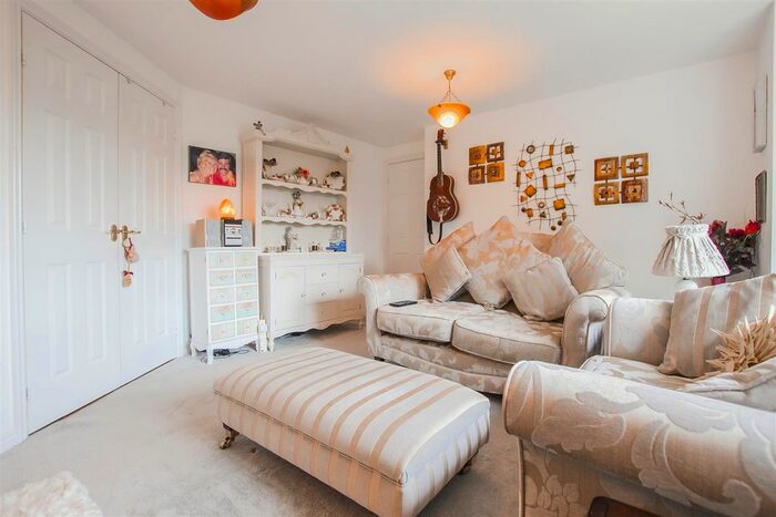 2 Bedroom Flat To Rent In Oakwood Grove, Radcliffe, Manchester, M26