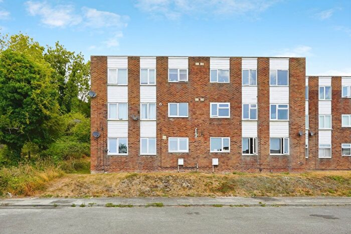 2 Bedroom Flat For Sale In Holywell Avenue, Folkestone, Kent, CT19