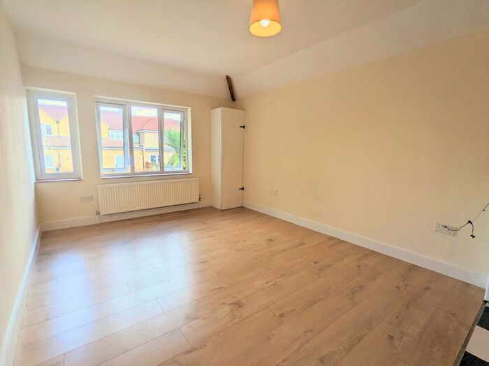 1 Bedroom Flat To Rent In Kings Road, London Colney, St. Albans, Hertfordshire, AL2