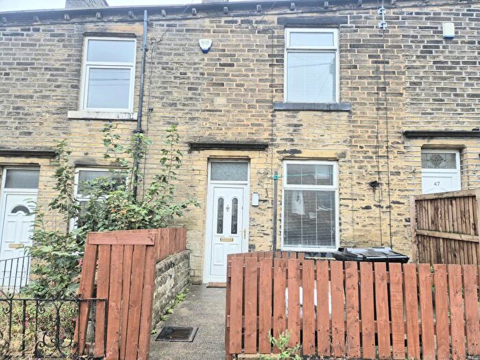 2 Bedroom House To Rent In Emscote Grove, Halifax, HX1