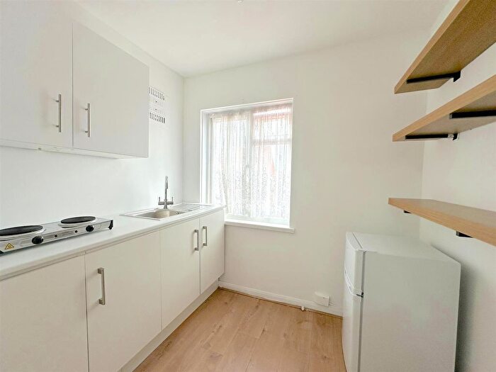1 Bedroom Flat To Rent In John Street, Hounslow, Middlesex, TW3