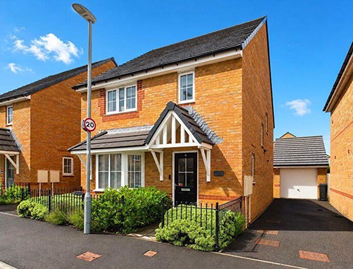 4 Bedroom Detached House For Sale In Beauchamp Avenue, Midsomer Norton, BA3