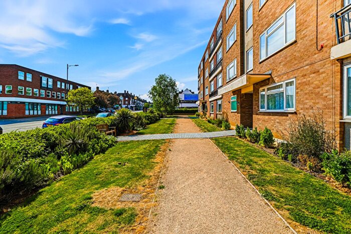2 Bedroom Flat To Rent In London Road, Leigh-On-Sea, SS9
