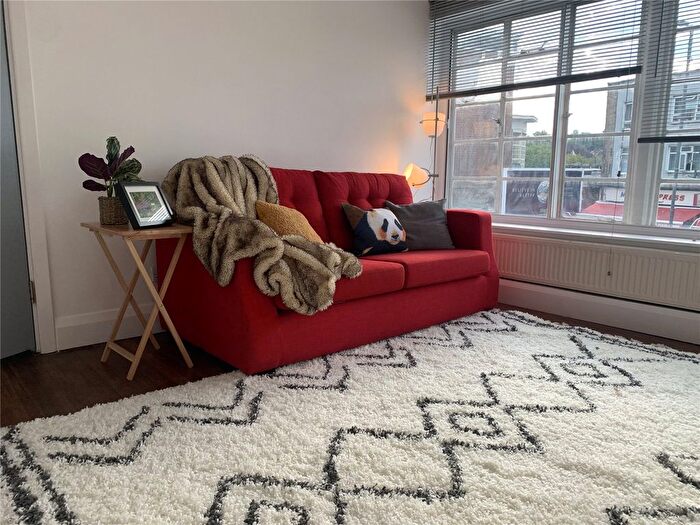 2 Bedroom Flat To Rent In Station Chambers, Brownlow Road, London, N11