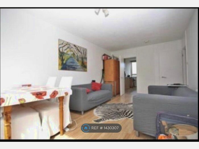 3 Bedroom Maisonette To Rent In Longland Court, London, SE1