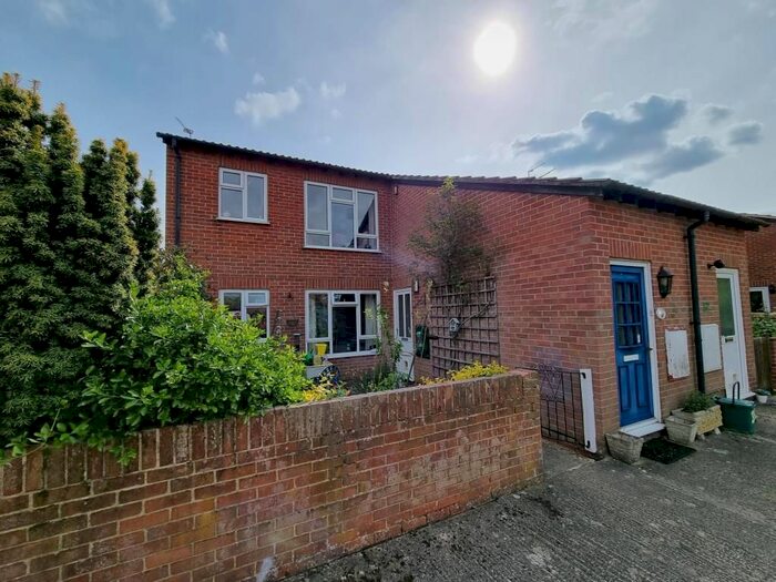 2 Bedroom Maisonette To Rent In Sadlers Court, Abingdon, OX14