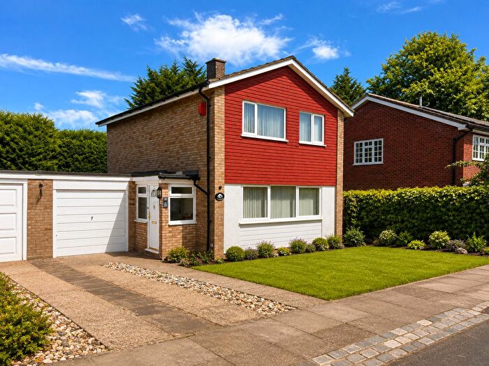 3 Bedroom Link Detached House For Sale In Holmfield Close, Luton, LU1