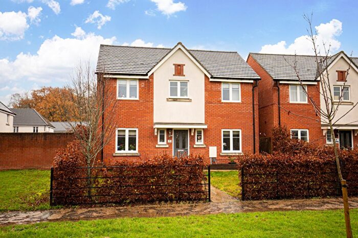 4 Bedroom Detached House For Sale In Riverside Walk, Crawley, RH10