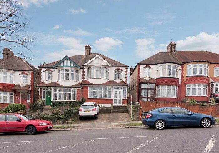 3 Bedroom Semi-Detached House To Rent In Winchmore Hill Road, N14