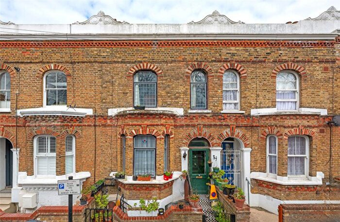 Terraced House To Rent In Mayall Road, London, SE24