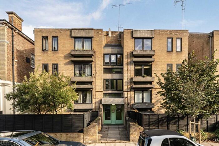 2 Bedroom Flat For Sale In Mortimer Crescent, Maida Vale, NW6