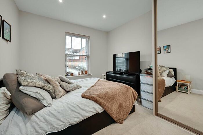 1 Bedroom Apartment For Sale In Baker Street, Weybridge, Surrey, KT13