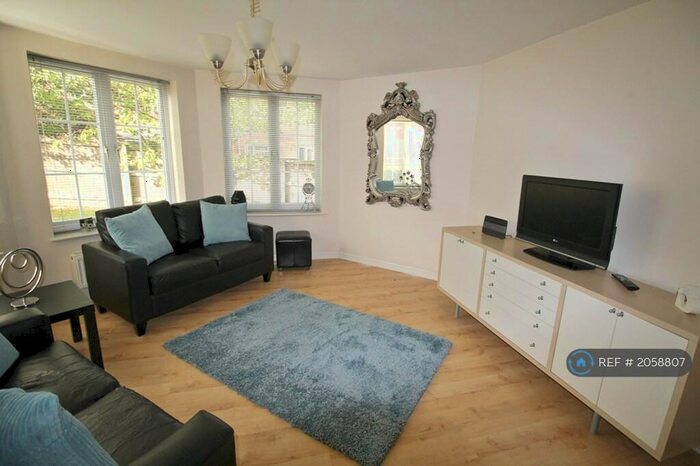 3 Bedroom Flat To Rent In Addy Close, Balby, Doncaster, DN4