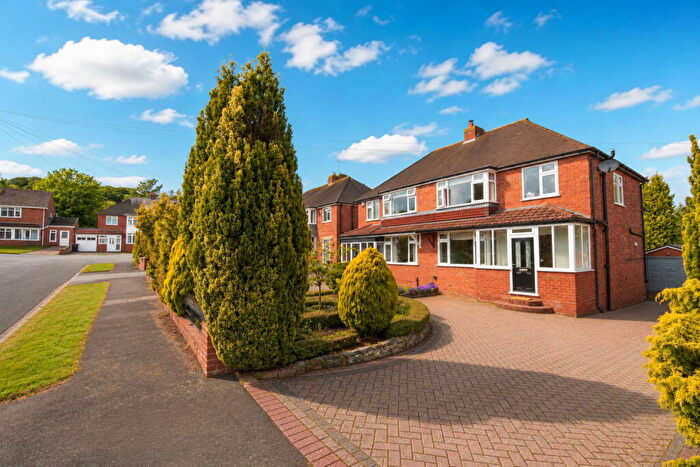 3 Bedroom Semi-Detached House For Sale In Essex Avenue, Kingswinford, DY6