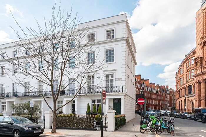 4 Bedroom End Of Terrace House To Rent In Walton Place, Knightsbridge, London, SW3