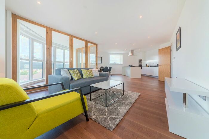 3 Bedroom Flat To Rent In Gateway Tower, Western Gateway, Royal Victoria, London, E16