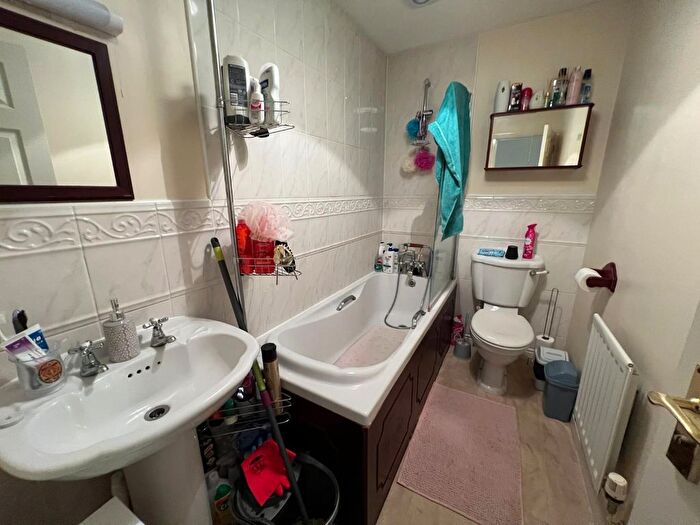 3 Bedroom Semi-Detached House For Sale In Warrener Close, Swindon, SN25
