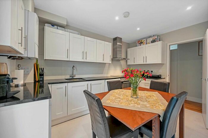 3 Bedroom Flat To Rent In Tilson Garden, Brixton, London, SW2