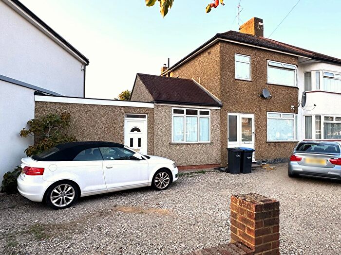 3 Bedroom Semi-detached House For Sale In Apple Grove, Enfield, EN1