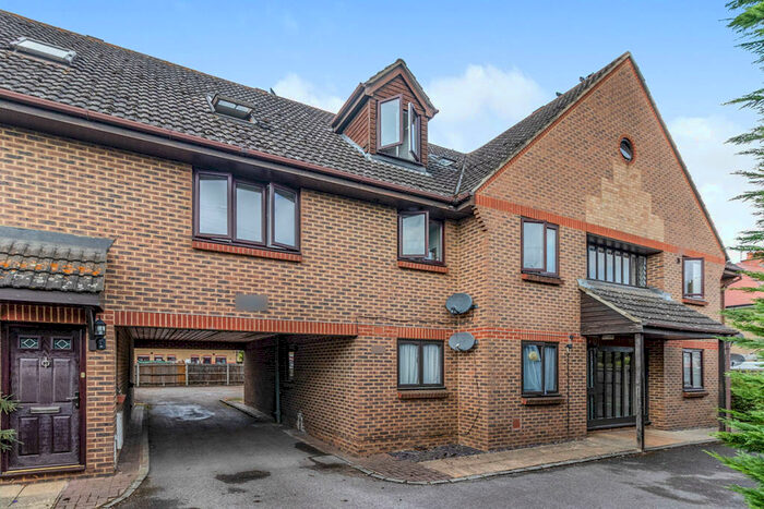 1 Bedroom Flat To Rent In Farm Road, Esher, Surrey, KT10