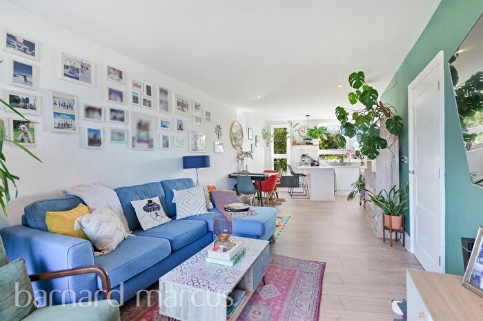 2 Bedroom Flat For Sale In Lawrie Park Crescent, London, SE26