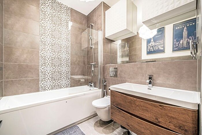 2 Bedroom Flat For Sale In Fulham Palace Road, Hammersmith, W6