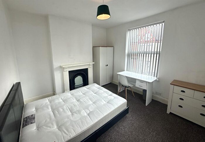 4 Bedroom End Of Terrace House For Sale In Sefton Road, Birmingham, B16