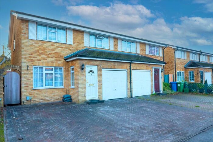 4 Bedroom Semi-Detached House To Rent In Ashdown Avenue, Farnborough, GU14