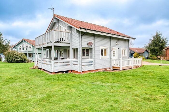 2 Bedroom Detached House For Sale In Fairway Lakes Village, Fritton, NR31