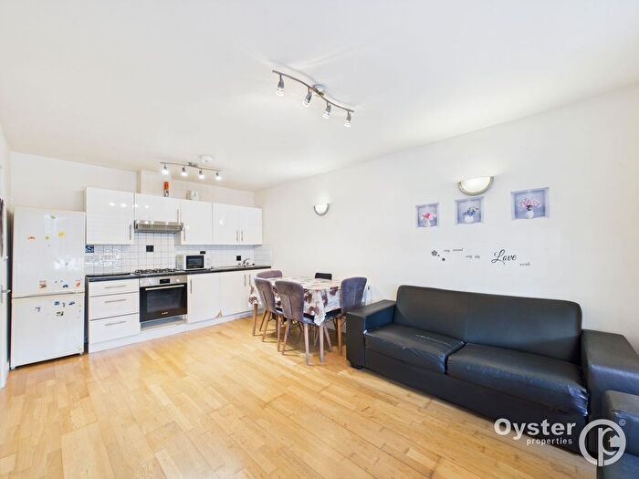 2 Bedroom Flat To Rent In Moneyhill Parade, Rickmansworth, WD3