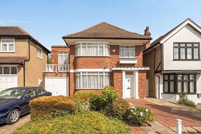 5 Bedroom Detached House For Sale In Edgwarebury Lane, Edgware, HA8