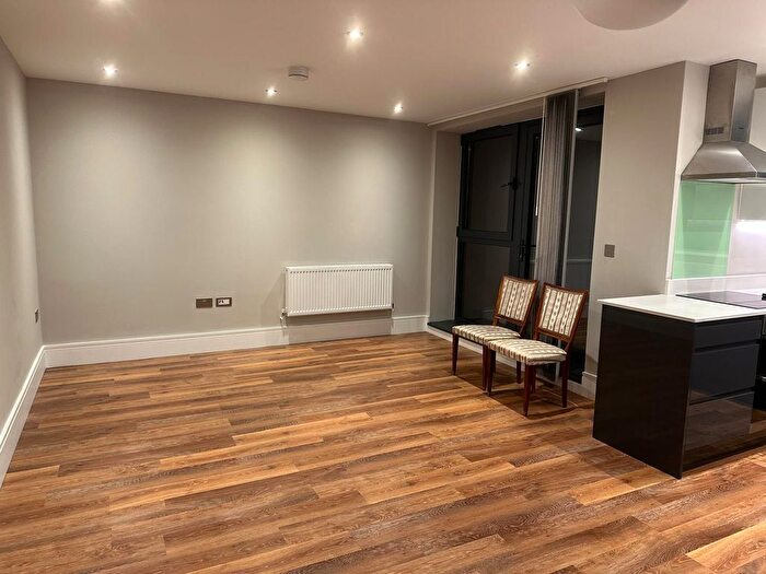 2 Bedroom Flat To Rent In Heather Gardens, London, NW11