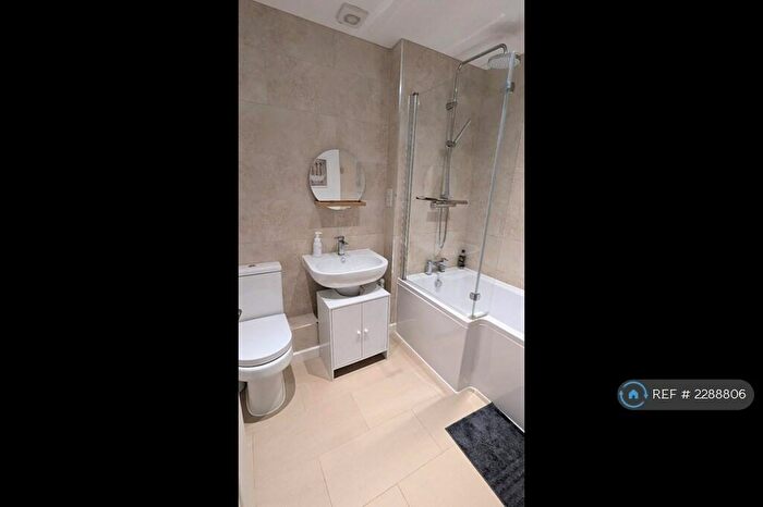 2 Bedroom Flat To Rent In Bovemoors Lane, Exeter, EX2