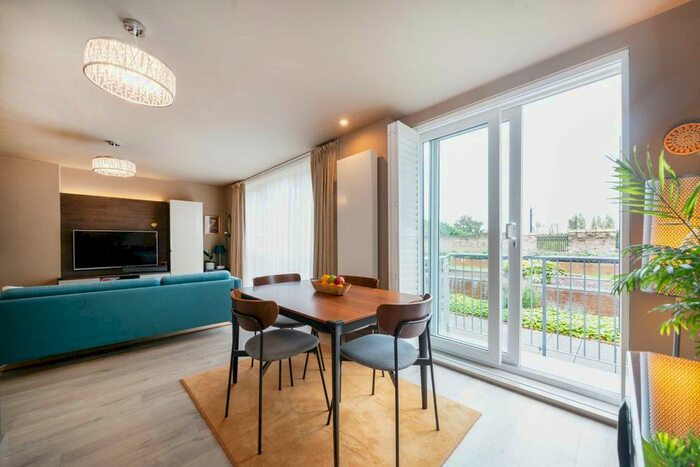 2 Bedroom Flat To Rent In Lankaster Gardens, London, N2