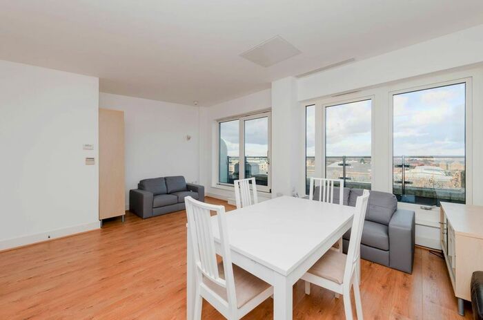 3 Bedroom Flat To Rent In Cadogan Road, Woolwich, London, SE18