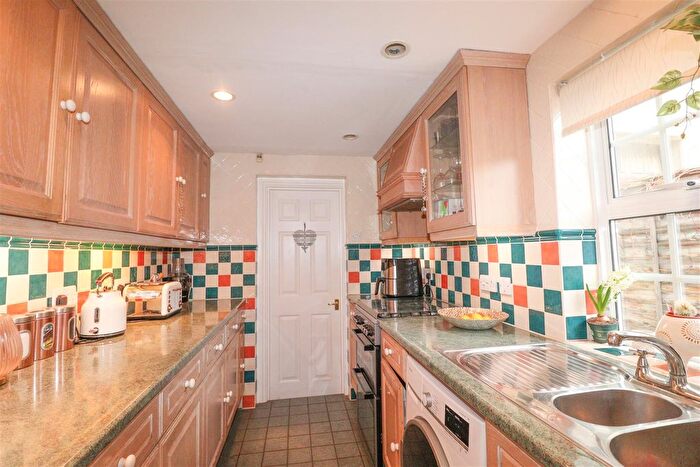 3 Bedroom End Of Terrace House For Sale In Cross Street, Farnborough, GU14