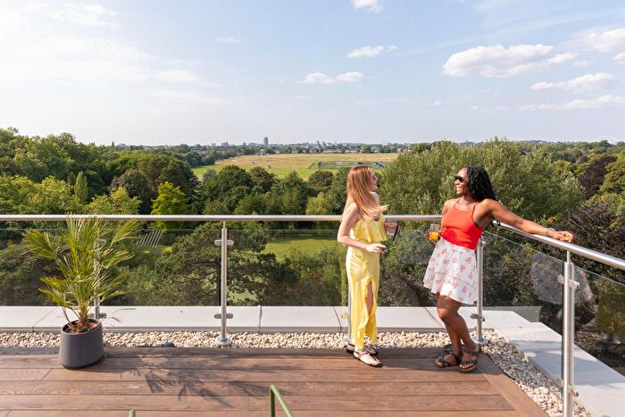 1 Bedroom Flat To Rent In Parkview, Great West Road, TW8