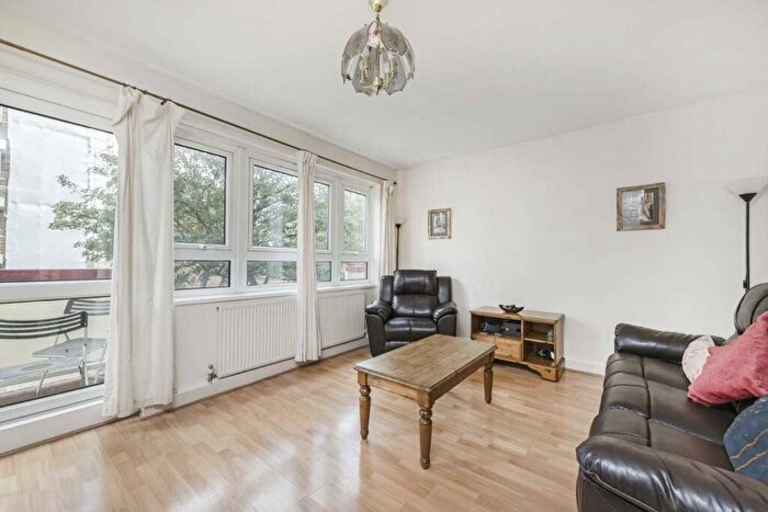 3 Bedroom Flat To Rent In Dryburgh House, Abbots Manor, SW1V