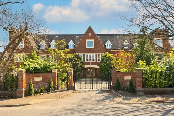 3 Bedroom Flat To Rent In Ormonde Place, Old Avenue, Weybridge, Surrey, KT13