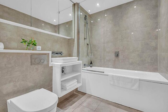 2 Bedroom Flat For Sale In Keymer Place, Tower Hamlets, London, E14