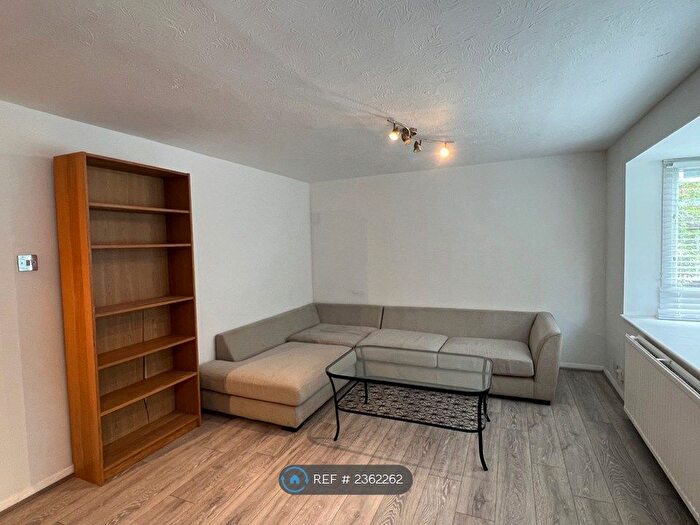 2 Bedroom Flat To Rent In Laburnum Close, London, N11