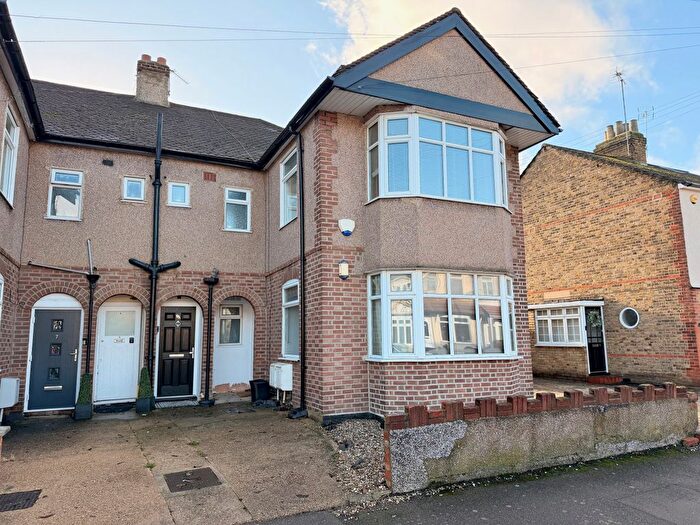 3 Bedroom Maisonette For Sale In Grosvenor Road, Romford, RM7
