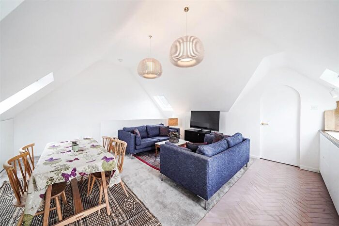 2 Bedroom Flat To Rent In Wrentham Avenue, London, NW10