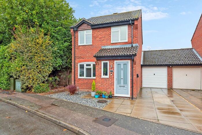 3 Bedroom Link Detached House For Sale In Knaresborough Court, Eynesbury, St Neots, PE19