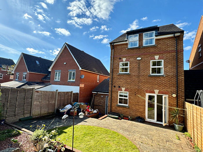 4 Bedroom Town House To Rent In Padstow Close, Orpington, Kent, BR6